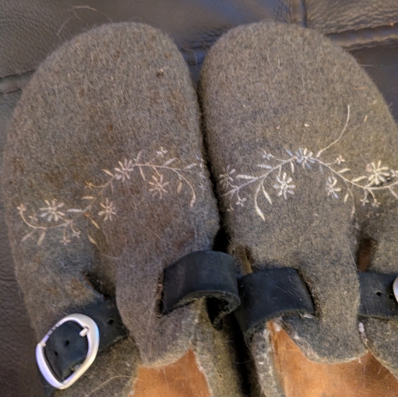 Gray Wool Clogs with Floral Embroidery - Picture 10 of 10